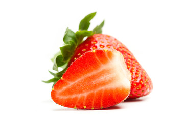 Fresas frescas y jugosas sobre fondo blanco aislado. Vista de frente y de cerca. Macro Copy space