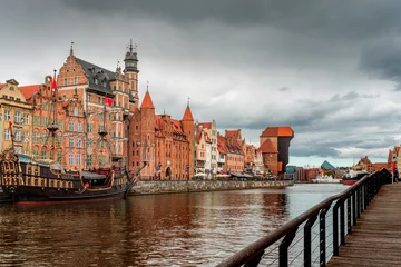 Papier peint photo autocollant rond Ville sur leau Grue de Gdansk sur la rivière Motlawa