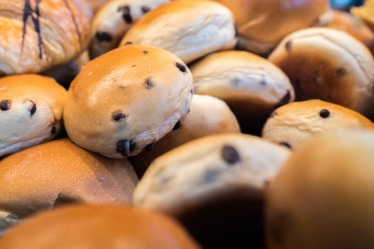Rosinenbr&ouml;tchen in der Auslage einer B&auml;ckerei