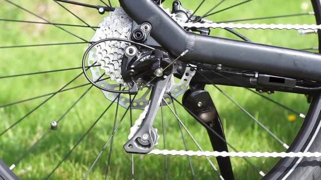 Kettenschaltung eines Fahrrades mit Spannschwinge und Scheibenbremse