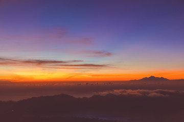 Fototapeta premium Widok wschód słońca od wulkanu Mount Batur, Bali, Indonezja.