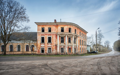 Fototapeta na wymiar Городская усадьба в разрушенном виде в Вышнем Волочке building of the city manor