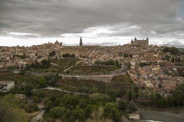 Fototapeta na wymiar Vista de la ciudad de Toledo en Castilla la Mancha