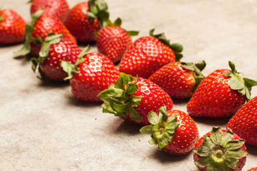 Fresas frescas y naturales sobre mesa rústica. Vista de frente