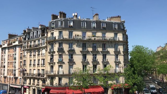 Immeuble et rue &agrave; Paris