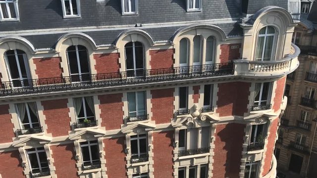 Immeuble en briques &agrave; Paris