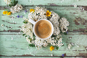 Tasse de Café sur Fond bleu et Fleurs