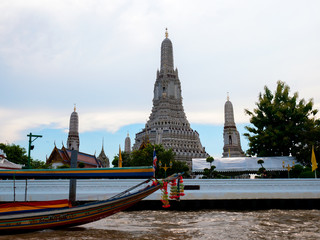 Obraz premium Temple Wat Arun in Bangkok with boat on the river