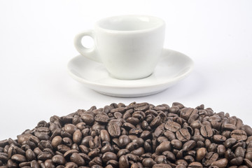 chicchi di caffè e tazzina