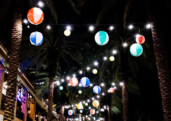 Palmen mit Lichterkette und Wasserball