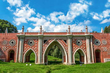 Obraz premium Old brick bridge in park Tsaritsyno
