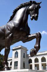 Leonardos Pferd vor der Fassade des Ippodromo del Galoppo
