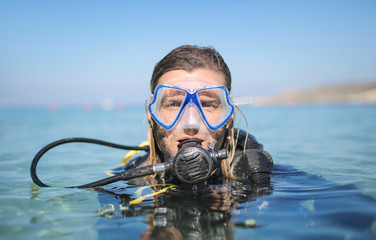 Scusa diver ready to dive in the sea - obrazy, fototapety, plakaty