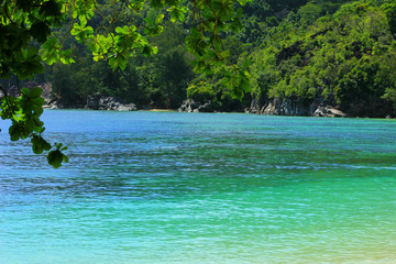 plage avec eaux turquoises aux seychelles