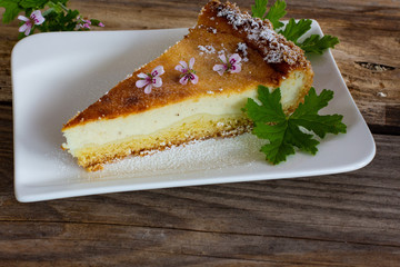 Käsekuchen und Duftpelargonien