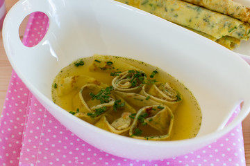 Kräutersuppe mit Flädle
