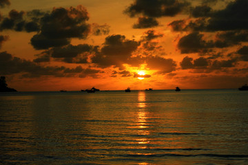 magnifique coucher de soleil sur l'ocean aux seychelles