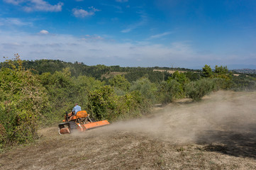 trattore per arare il campo