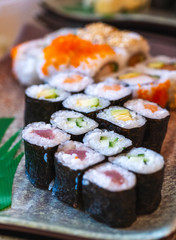 Japanische Sushi Rolls mit Thunfisch, Lachs, Avocado und Kürbis
