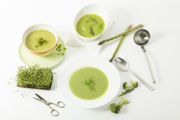 Broccolicreme-Suppe mit frischer Kresse, Spargelcreme-Suppe und Kräutersuppe, Draufsicht