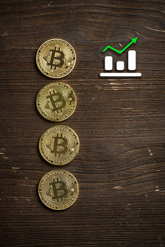 Bitcoin Münzen auf Holzuntergrund mit Preissteigerungs-Hinweis