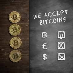 Bitcoin Münzen auf Holzuntergrund mit Wandtafel und Hinweis 