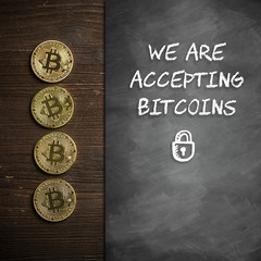 Bitcoin Münzen auf Holzuntergrund mit Wandtafel und Hinweis 