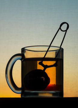 Brewing tea in the mug