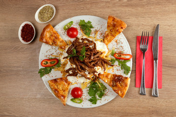 Kebab with Yogurt and Potato Chips