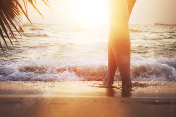 Frau am Strand bei Sonnenuntergang