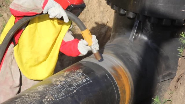 Sandblasting of metal by compressed air