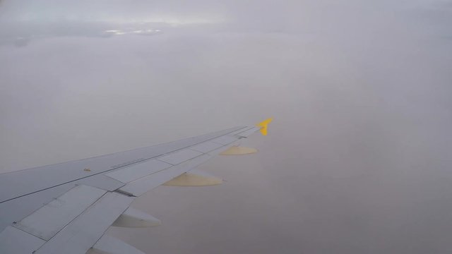avion dans les nuages