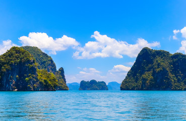 Obraz premium tropical paradise island and clear blue sea at Krabi Thailand. Best destination for vacation