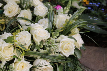 Blüten der Trauer im Blumenkranz zur Beerdigung auf dem Friedhof 