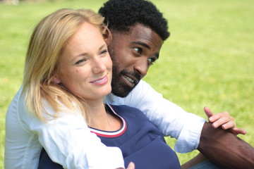 Obraz premium Beautiful happy love couple in the park