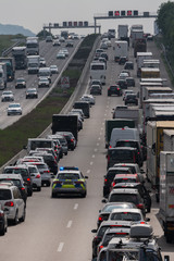 Rettungsgasse bilden bei Rückstau auf der Autobahn