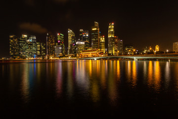 Fototapeta na wymiar Skyline de los rascacielos de Singapur reflejados en el mar