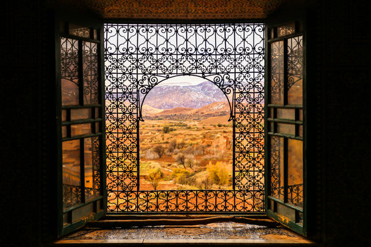 Ventana de forja en una Kasbah abandonada en el Atlas marroqu&iacute;