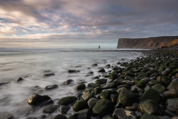 Larga exposicion de la playa de la piedra de aguja en la costa alentejana portuguesa creando un...
