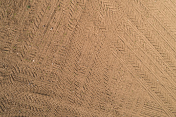 Traktorspuren im Feld