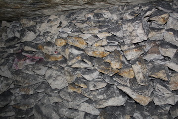 Photo underground, quarry created artificially for the extraction of stone and created by nature.