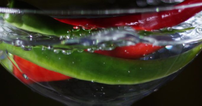 Chilli in frischem Wasser 
