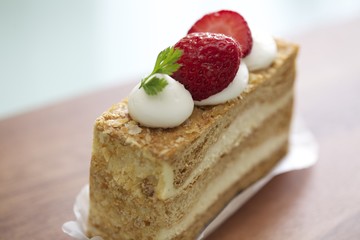 イチゴを載せたミルフィーユ