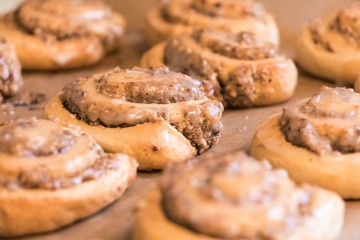 Leckere Nußschnecken mit Glasur zu Gebäck Dessert oder Frühstück. Süße Nussschnecken und Zimtschnecken. Teigwaren aus Hefeteig hausgemacht nach Rezept vom Bäcker oder Konditorei. Füllung Zimt und Nuss