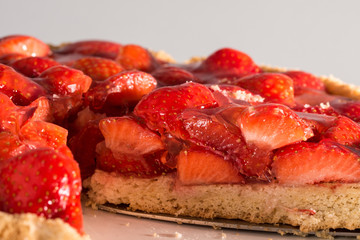 frischer Erdbeerkuchen, Kuchen wird angeschnitten