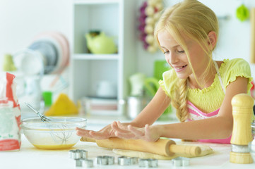 Obraz na płótnie Canvas young girl in the kitchen