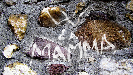 Muro con scritta w la Mamma.
