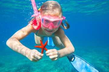 girl with a starfish - obrazy, fototapety, plakaty