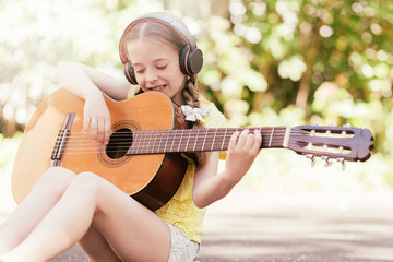 Mädchen spielt Gitarre
