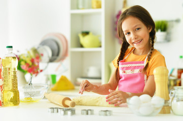 Obraz na płótnie Canvas little girl in the kitchen
